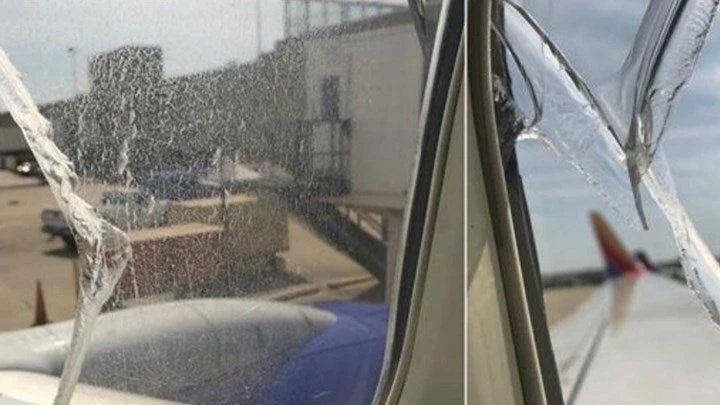 Θρίλερ στον αέρα – Έσπασε τζάμι στην καμπίνα αεροπλάνου (εικόνες)
